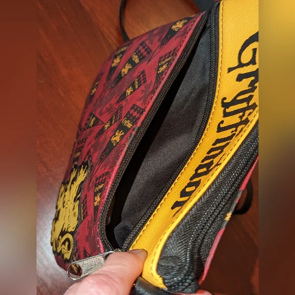 Loungefly Harry Potter Gryffindor cross body bag - Picture 4 of 11